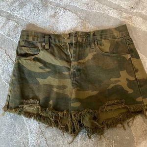 Blank NYC-The barrow camo Jean short